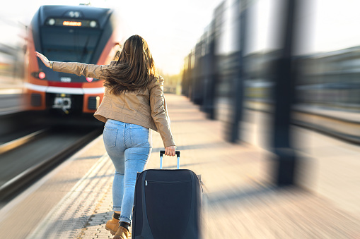 service-apres-vente_courir-apres-le-train-train-retard-train-rate