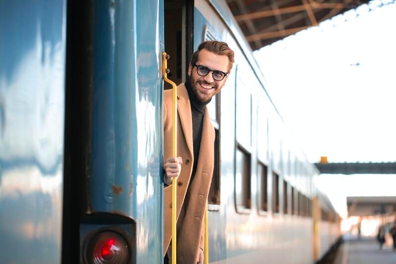 service-apres-vente_homme-lunettes-train-bleu-remboursement-ouigo